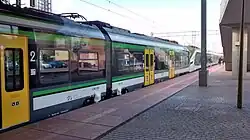 Pociąg osobowy przy peronie II do Warszawy Wschodniej