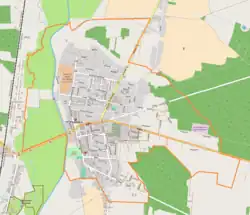 Mapa konturowa Poddębic, w centrum znajduje się punkt z opisem „Cmentarz katolicki w Poddębicach”