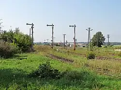 Widok na stację z przejazdu kolejowo-drogowego