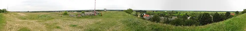 Panorama 360° ze szczytu wzgórza— po lewej: ruiny schronu, po prawej: wieś i w tle Narew