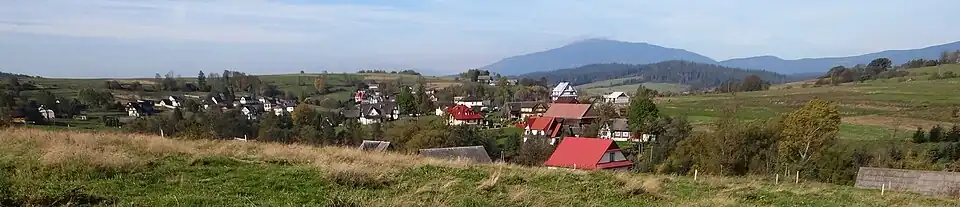 Panorama miejscowości Podsarnie i widok na Babią Górę