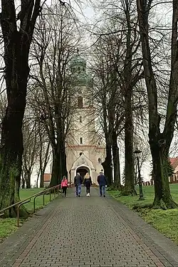 Aleja prowadząca do kościoła