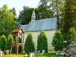 Kaplica dworska z 1909 roku, obecnie kaplica pogrzebowa na cmentarzu