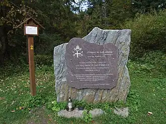 Głaz z pamiątkową tablicą