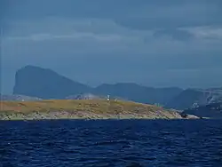 Globus znaczący koło polarne na wyspie Vikingen w Norwegii