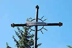 Tabliczka na poprzeczce krzyża