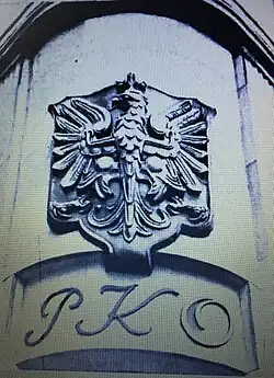 Godło państwowe nad wejściem do gmachu Centrali PKO