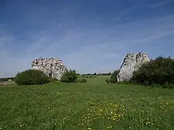 Polna Skałka (po lewej) i Ostry Kamień (po prawej stronie)