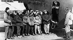 Spadochronowa Kadra Narodowa. Od lewej: Jerzy Kowalczuk, nn, Aleksandra Wojtkowiak, Maria Wojtkowska, Romana Skatulska, Wanda Brzyska, Bolesław Gargała, Antonina Chmielarczyk, Stefan Zmysłowski. Po prawej Paweł Lipowczan (1957)