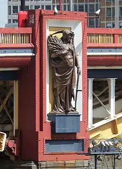 Jeden z ośmiu posągów zdobiących most – personifikacja rolnictwa