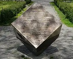 Pomnik-obelisk (sześcian) upamiętniający cztery wydarzenia o dziejowych znaczeniach