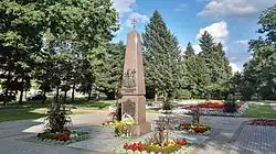 Pomnik św. Jana Pawła II znajdujący się przy kościele parafialnym.