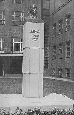 Zniszczony w 1939 Pomnik Ignacego Mościckiego w Warszawie (nieistniejący).