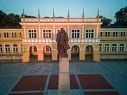 Pomnik Józefa Piłsudskiego w Zamościu - zdjęcie wykonane z drona przez TiAStudio