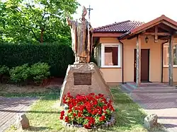 Pomnik Jana Pawła II przed kościołem