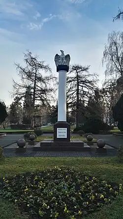 Zdjęcie pomnika ku pamięci Romualda Traugutta, znajdującego się przy ulicy jego imienia w Ciechocinku.