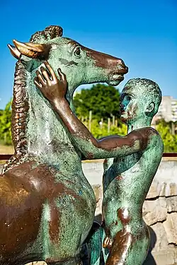 Rzeźba młodzieńca z koniem koło Palmiarni w Zielonej Górze