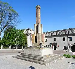 Pomnik ku czci mieszkańców Ziemi Opoczyńskiej poległych za ojczyznę w latach 1914-20 i 1939-45 w Opocznie znajdujący się przed zamkiem