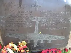 Pomnik pamięci załogi brytyjskiego Liberatora – zbliżenie napisu