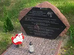 Pomnik usytuowany obok kościoła, poświęcony pięciu lotnikom Ziemi Garbowskiej walczącym w bitwie o Anglię