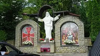 Postać Chrystusa Króla przed kościołem w Glisnem