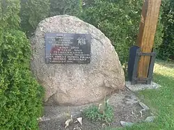 Pomnik przy kościele