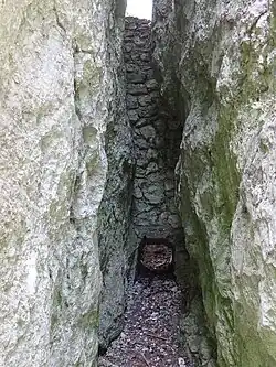 Szczelina z murem wapiennika