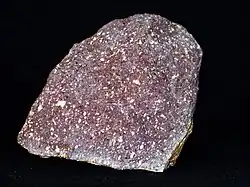 Bezkwarcowy porfir, barwa brunatna pochodzi od tlenków żelaza, kopalnia porfiru Zalas, okolice Krakowa