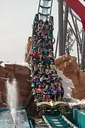 Fontanny przy torze kolejki Shambhala, PortAventura, Hiszpania