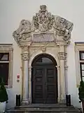 Barokowy portal z herbem