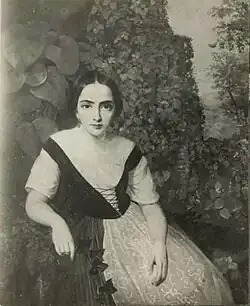 Ciemnowłosa dziewczyna w jasnej sukni i luźno zasznurowanym gorsecie