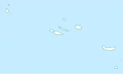 Mapa konturowa Azorów, po prawej nieco na dole znajduje się punkt z opisem „Santa Clara”