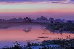 Postomia o świcie – na brzegu czatownia Parku Narodowego „Ujście Warty”