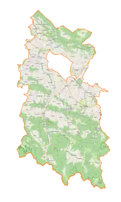 Mapa konturowa powiatu krośnieńskiego, blisko centrum na lewo znajduje się punkt z opisem „Dukla”