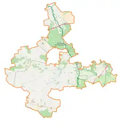 Mapa konturowa powiatu skierniewickiego, blisko centrum na lewo u góry znajduje się punkt z opisem „Sierakowice Lewe”