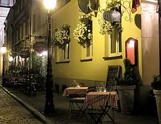 Liczne przy ulicy kawiarnie