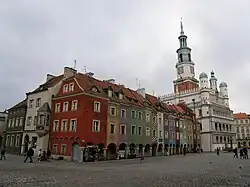 Dom „Kurzanoga” i Kamienica Pisarza Miejskiego (po lewej)