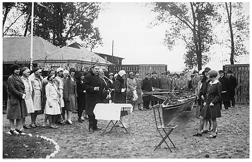 Chrzest łodzi przed budynkiem KW 04