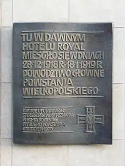 Tablica upamiętniająca udział Hotelu Royal w wydarzeniach z 1918–1919
