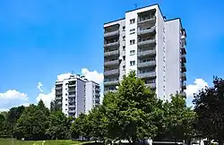 Wnętrze osiedla, bloki przy ul. Szafirowej 8 i Zawodzie 7