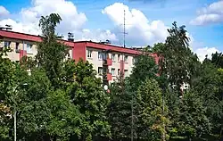 Wnętrze osiedla, blok przy ul. Szopkarzy 2