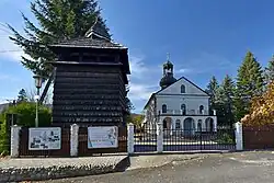 Widok ogólny z zabytkową dzwonnicą