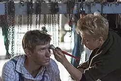 Praca charakteryzatora na planie filmowym