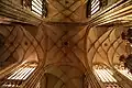 Sklepienie na skrzyżowaniu naw. Widoczna jednolitość między partiami gotyckimi (u góry) a neogotyckimi