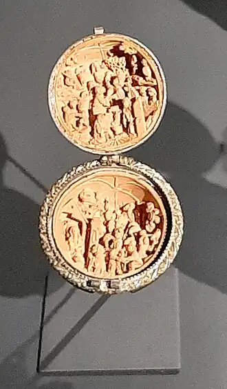 Wnętrze orzecha modlitewnego widziane bez szkła powiększającego; eksponat z Rijksmuseum