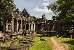 Fotografia barwna, opuszczona kamienna świątynia,