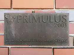 Primulus - tablica upamiętniająca uzyskanie nagrody w konkursie architektonicznym.