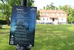 Tablice z wierszami Wisławy Szymborskiej na promenadzie