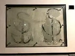 Symbole Solidarności Walczącej na elewacji budynku przy ul. Promyka 3 ujęte w rejestrze zabytków ruchomych