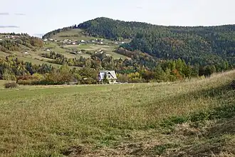 Widok z Modyni na Ostrą i przełęcz pod Ostrą (po lewej stronie)